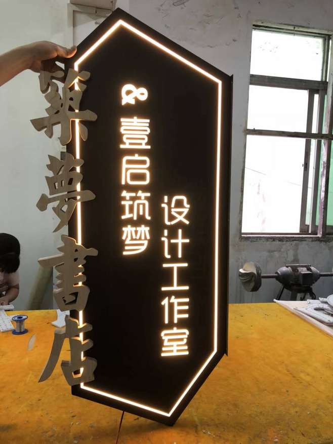 鐵藝創(chuàng)意燈箱設(shè)計(jì) 光影交織的金屬詩篇